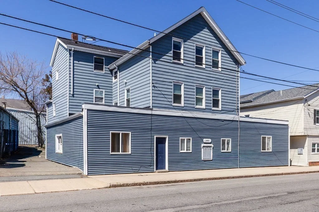 3 bed, 1 bath apartment for rent at 1690 N Main St Unit 3, Fall River — photo 1 of 18