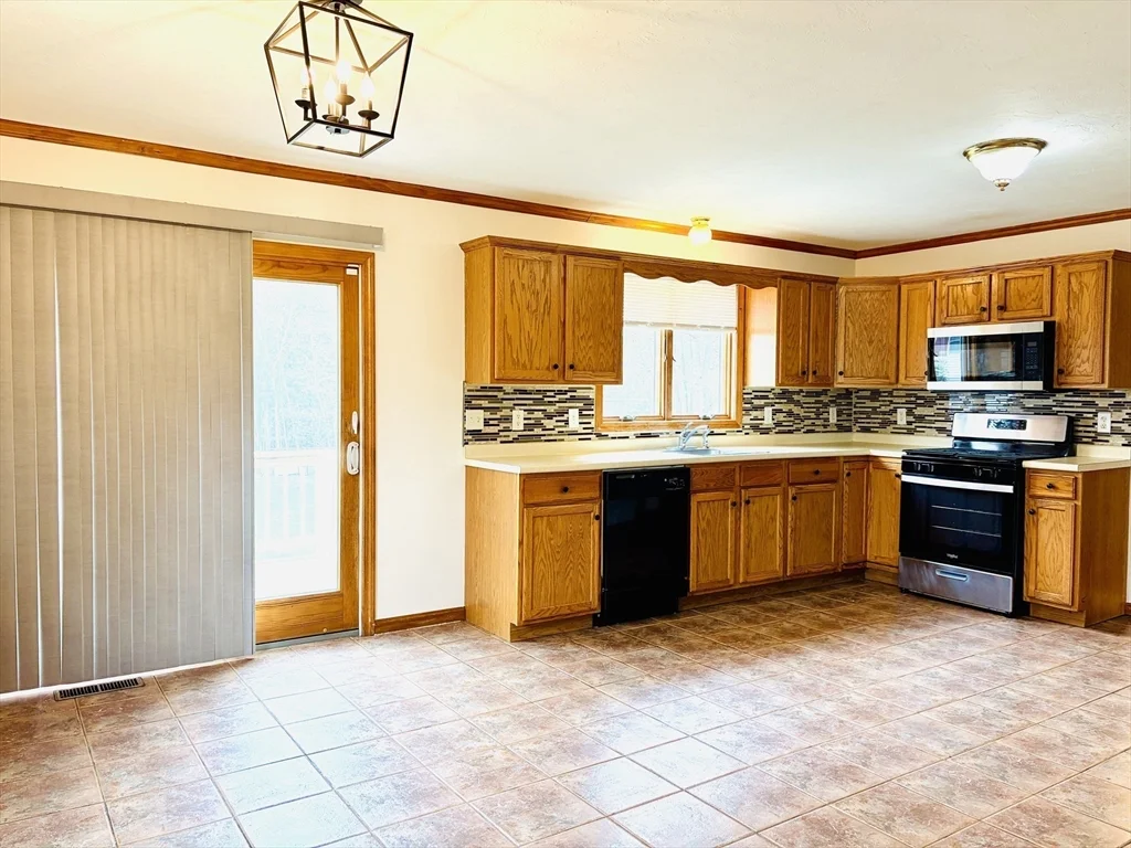 3 bed, 1 bath apartment for rent at 1693 Main St Unit A, Weymouth — photo 2 of 18