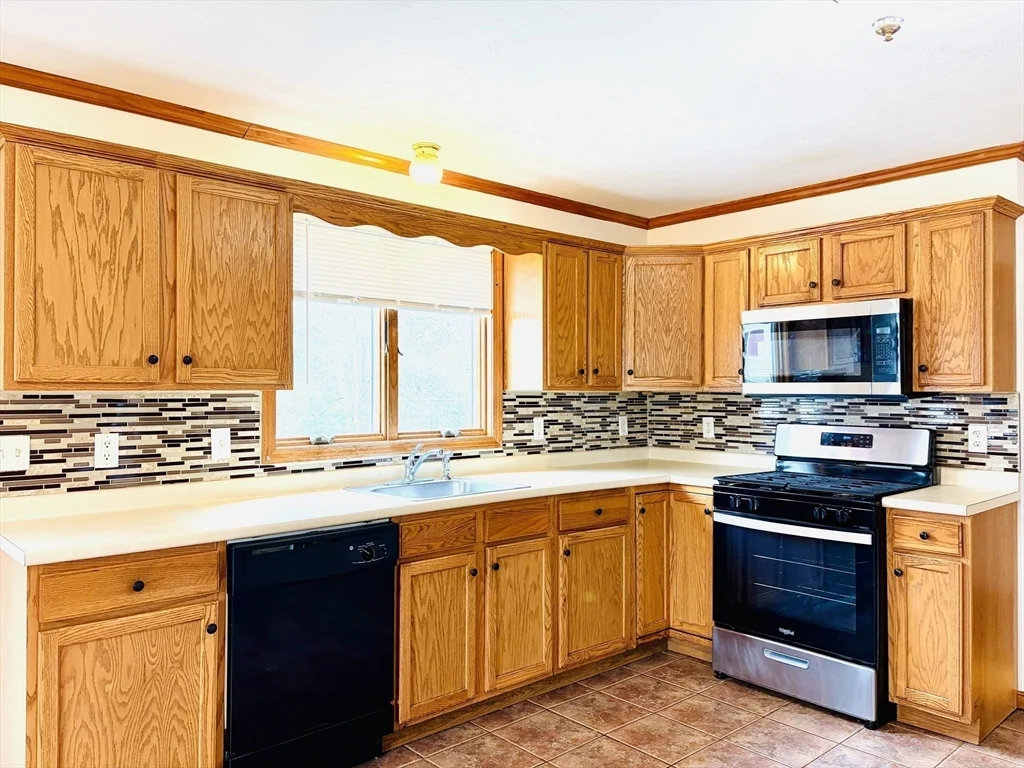 3 bed, 1 bath apartment for rent at 1693 Main St Unit A, Weymouth — photo 3 of 18