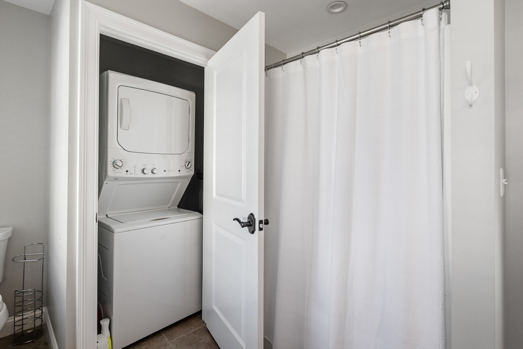 2 bed, 1 bath apartment for rent at 16R Gannett Rd Summer Wkly Rental, Minot — photo 14 of 20