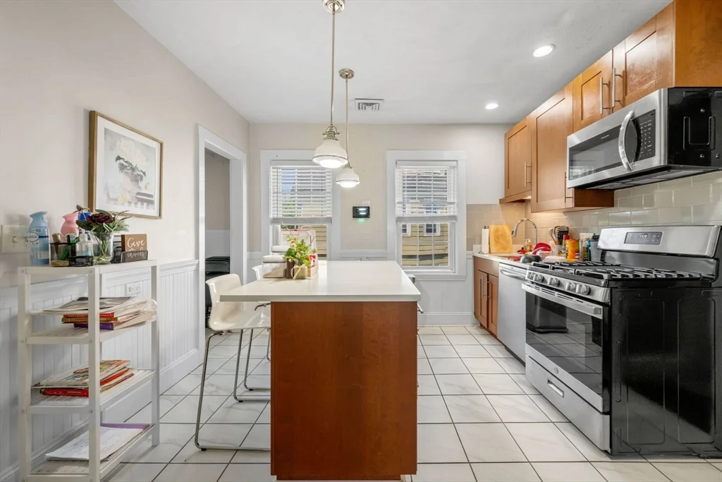 2 bed, 1 bath apartment for rent at 17-19 Bedford St Unit 17, Quincy