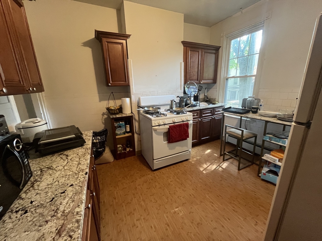 4 bed, 2 bath apartment for rent at 17-19 Putnam Ave Unit 17A, Riverside — photo 3 of 15