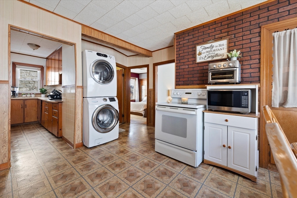 2 bed, 1 bath apartment for rent at 17 5th Ave Unit 2, Worcester — photo 3 of 32