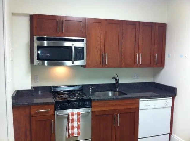 3 bed, 1 bath apartment for rent at 17 Aberdeen St Unit 17#2, Fenway — photo 1 of 5
