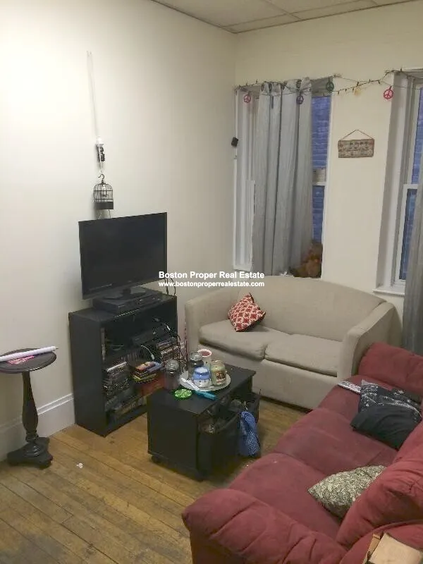3 bed, 1 bath apartment for rent at 17 Aberdeen St Unit 2a, Fenway — photo 2 of 6