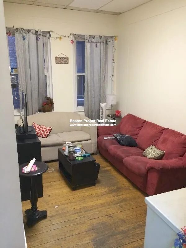 3 bed, 1 bath apartment for rent at 17 Aberdeen St Unit 2a, Fenway — photo 3 of 6