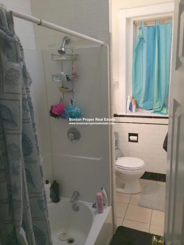 3 bed, 1 bath apartment for rent at 17 Aberdeen St Unit 2a, Fenway — photo 5 of 6