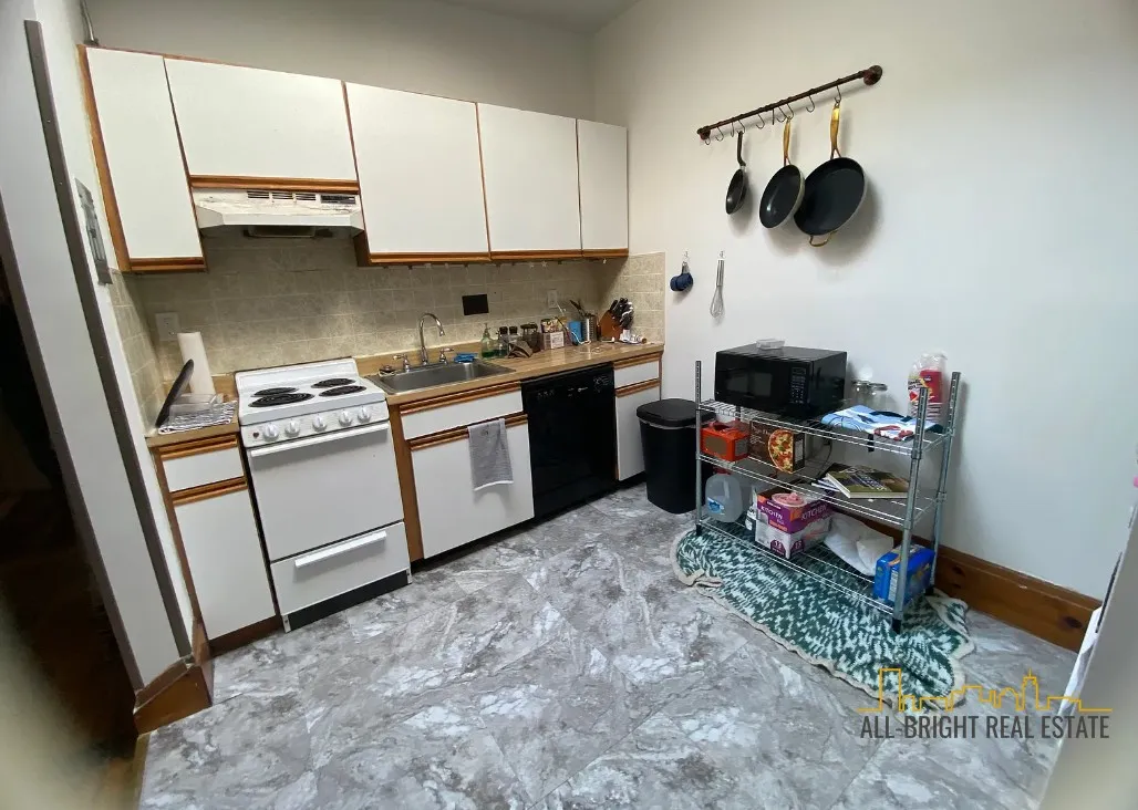 3 bed, 1 bath apartment for rent at 17 Aberdeen St Unit 6, Fenway — photo 3 of 6