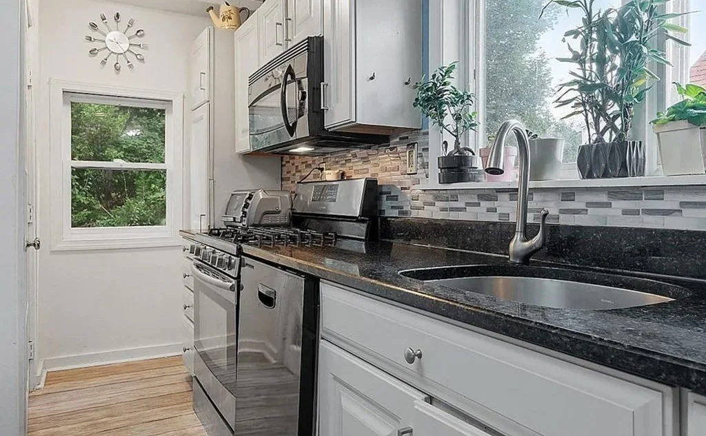 3 bed, 1 bath apartment for rent at 17 Albion Pl Unit 1, Winter Hill — photo 5 of 28