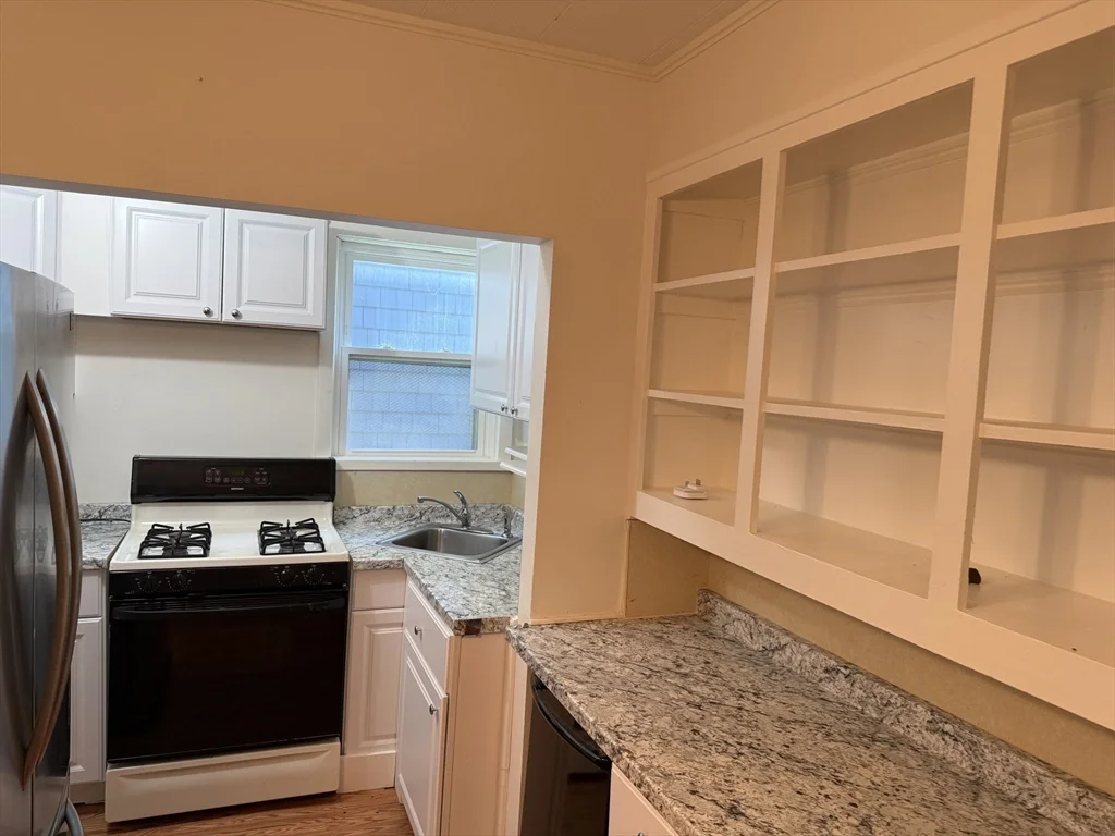 2 bed, 1 bath apartment for rent at 17 Ashland St Unit 1, Medford — photo 4 of 11