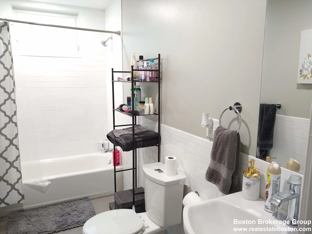 4 bed, 2 bath apartment for rent at 17 Ashley Unit 1, Jamaica Plain — photo 4 of 6