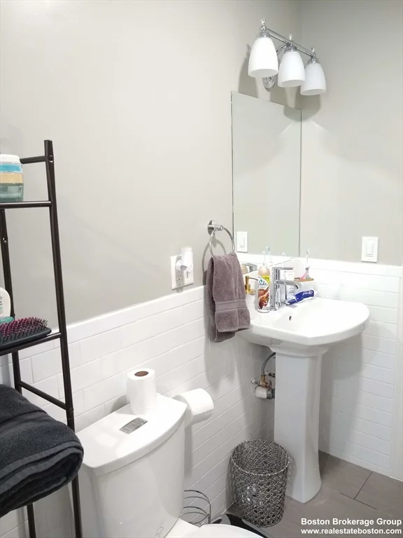 4 bed, 2 bath apartment for rent at 17 Ashley Unit 1, Jamaica Plain — photo 5 of 6