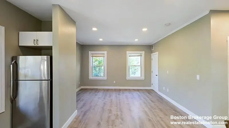 3 bed, 2 bath apartment for rent at 17 Ashley Unit 3, Jamaica Plain — photo 3 of 9