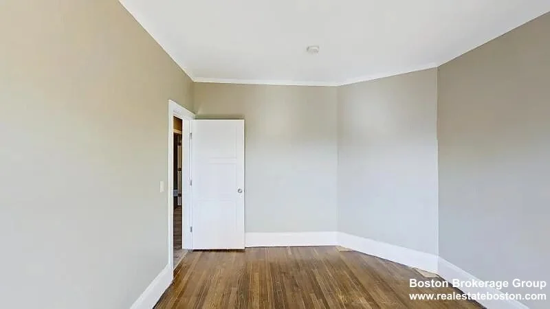 3 bed, 2 bath apartment for rent at 17 Ashley Unit 3, Jamaica Plain — photo 5 of 9