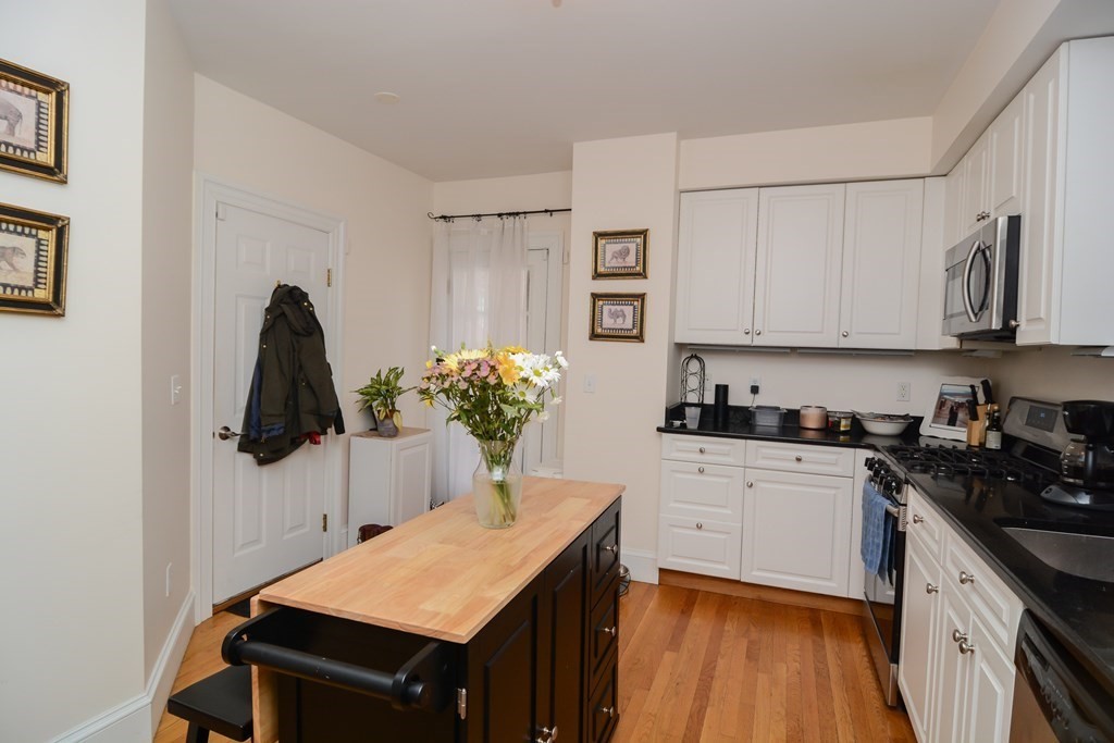 2 bed, 1.5 bath apartment for rent at 17 Athens St Unit 3, Riverside — photo 2 of 21