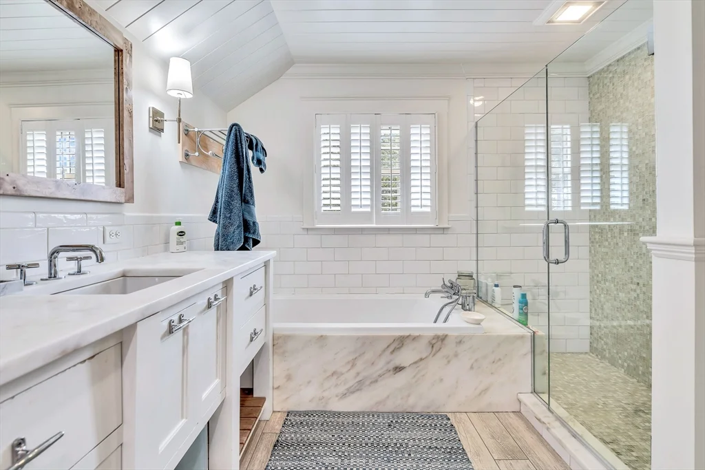 5 bed, 3 bath apartment for rent at 17 Atlantic Ave, Cohasset — photo 17 of 21