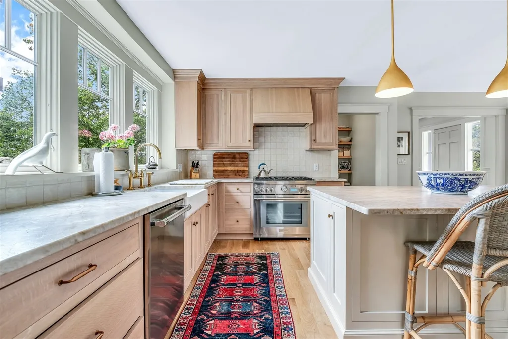 5 bed, 3 bath apartment for rent at 17 Atlantic Ave Unit Main House, Cohasset — photo 5 of 22