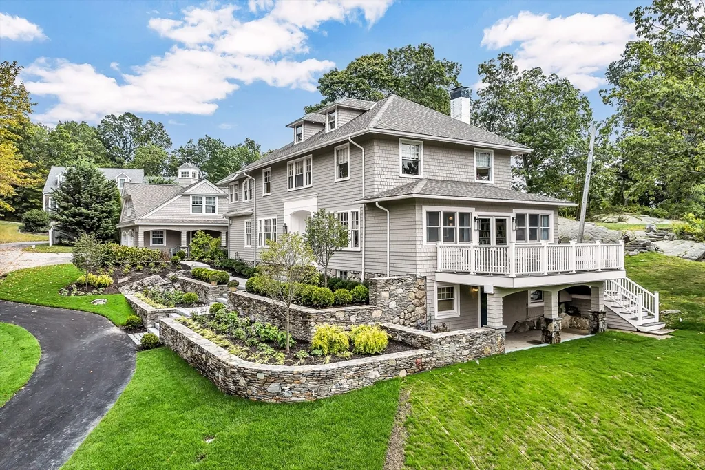 5 bed, 3 bath apartment for rent at 17 Atlantic Ave Unit Main House, Cohasset — photo 2 of 22