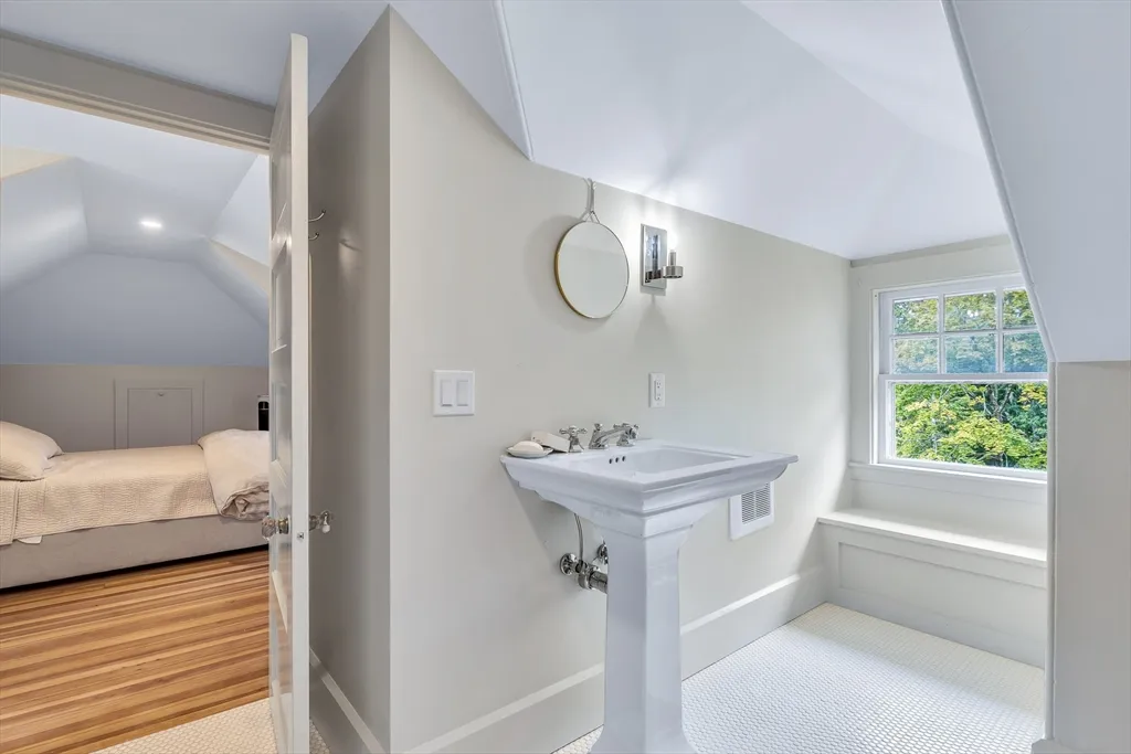 5 bed, 3 bath apartment for rent at 17 Atlantic Ave Unit Main House, Cohasset — photo 21 of 22