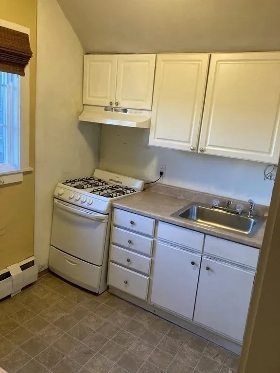 2 bed, 1 bath apartment for rent at 17 Bardsley St Unit 2, Fall River — photo 8 of 10