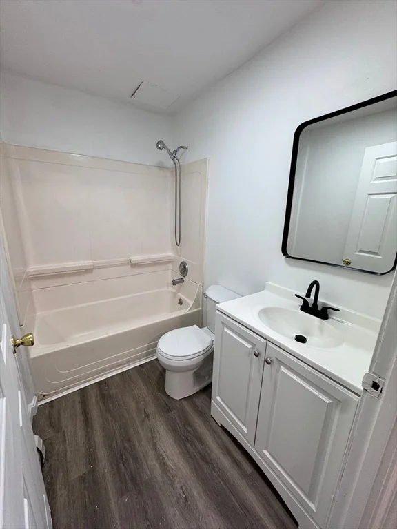 5 bed, 1 bath apartment for rent at 17 Bassett St Unit A, Lowell — photo 4 of 20