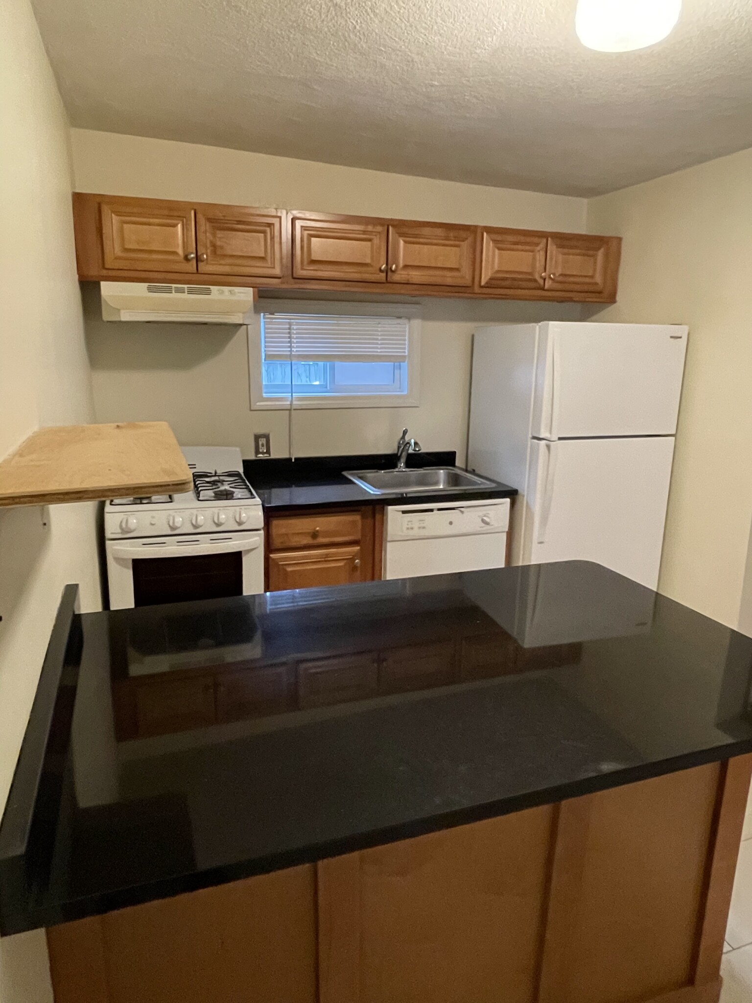 2 bed, 1 bath apartment for rent at 17 Bay St Unit 1L, Riverside — photo 2 of 20