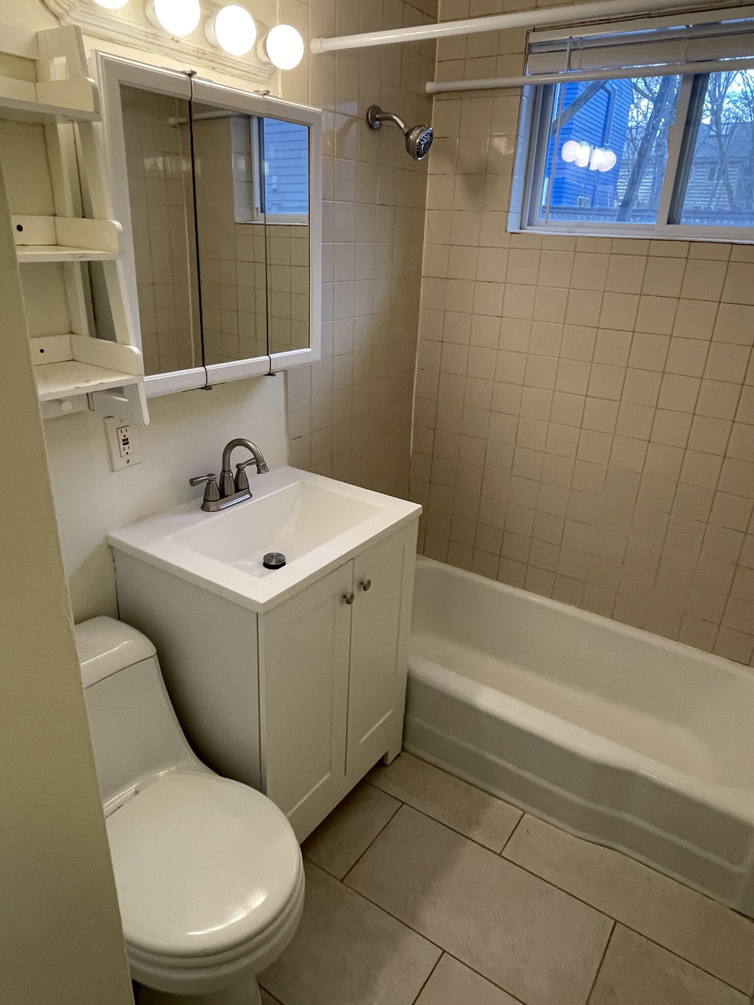 2 bed, 1 bath apartment for rent at 17 Bay St Unit 1L, Riverside — photo 18 of 20