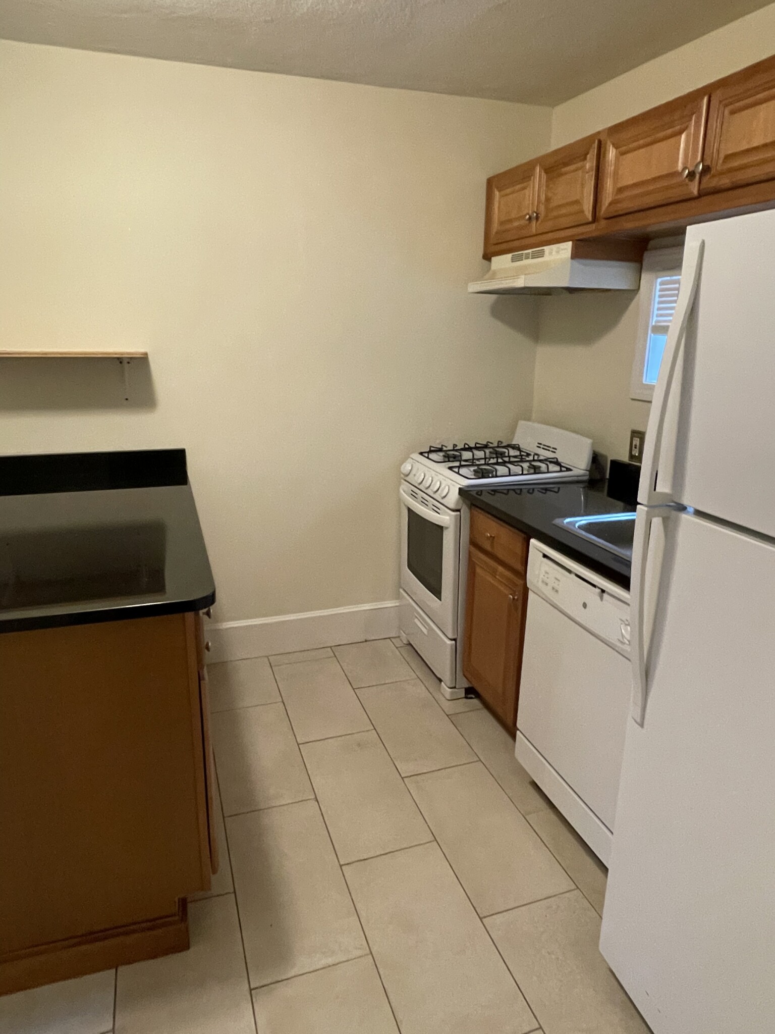 2 bed, 1 bath apartment for rent at 17 Bay St Unit 1L, Riverside — photo 3 of 20