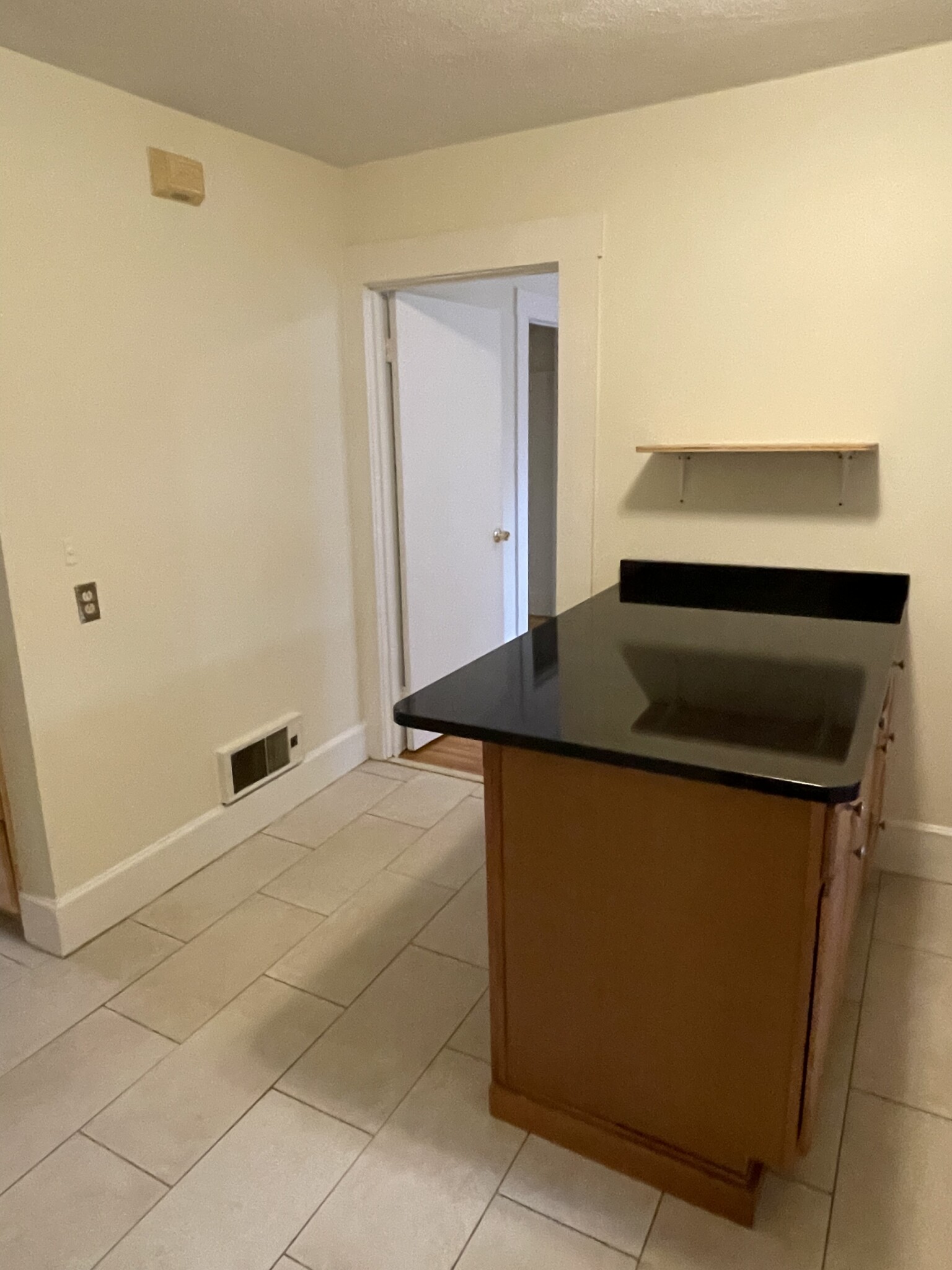 2 bed, 1 bath apartment for rent at 17 Bay St Unit 1L, Riverside — photo 4 of 20