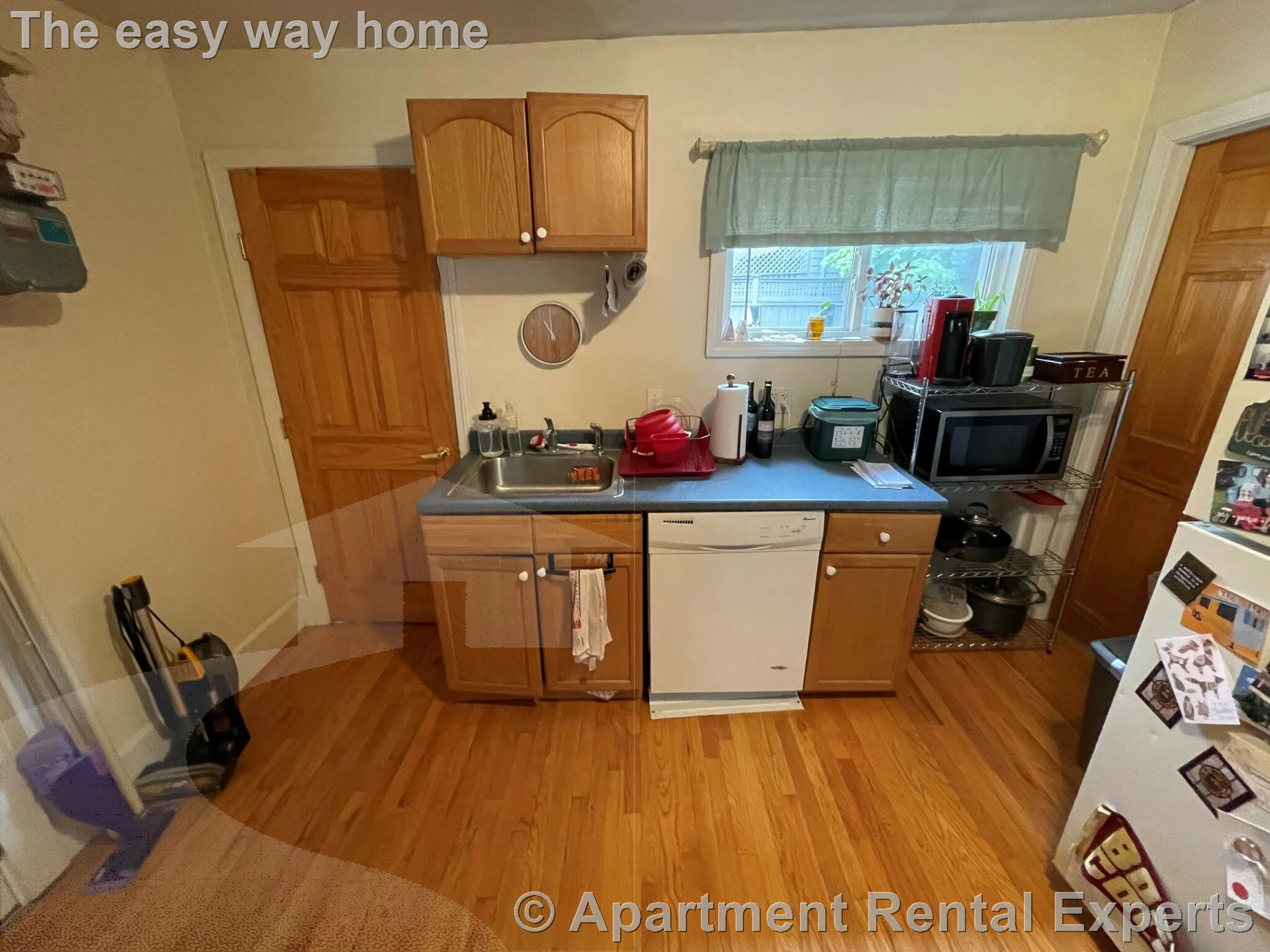 2 bed, 1 bath apartment for rent at 17 Bay St Unit 1R, Riverside — photo 2 of 9