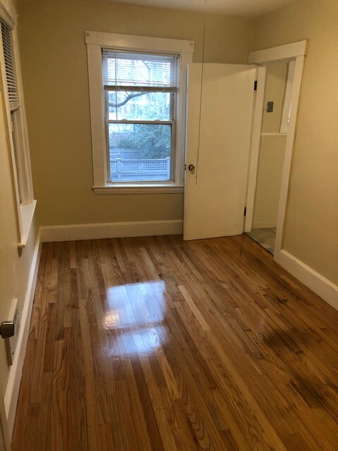 2 bed, 1 bath apartment for rent at 17 Bay St Unit 2L, Riverside — photo 6 of 16