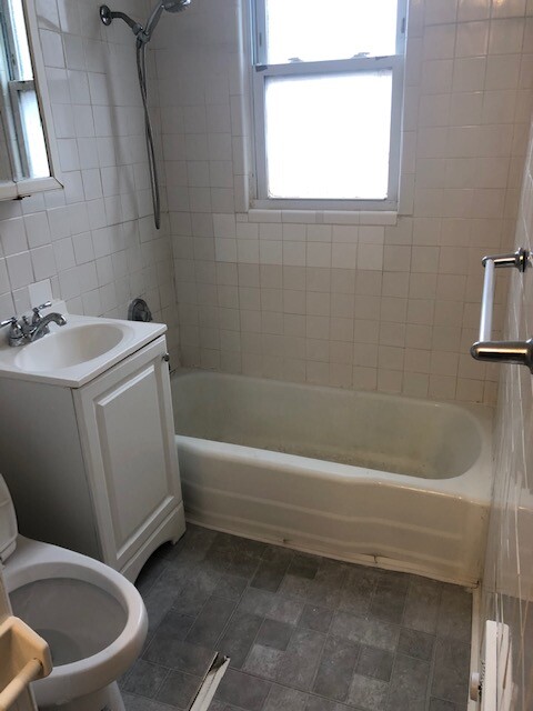 2 bed, 1 bath apartment for rent at 17 Bay St Unit 2L, Riverside — photo 8 of 16