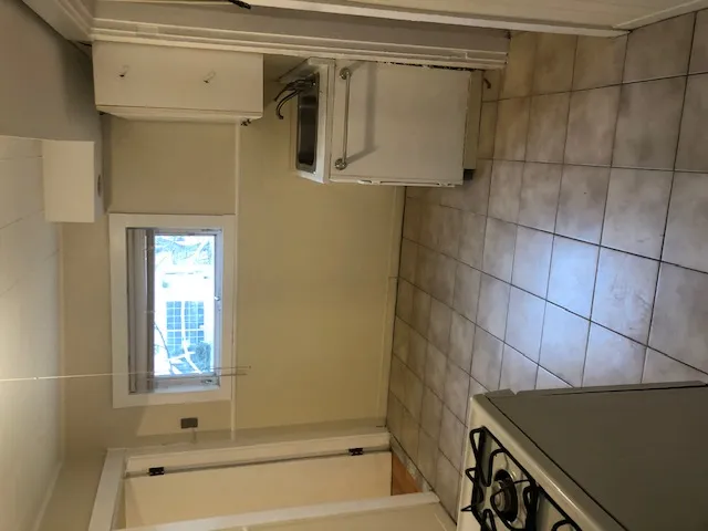 2 bed, 1 bath apartment for rent at 17 Bay St Unit 2L, Riverside — photo 4 of 8
