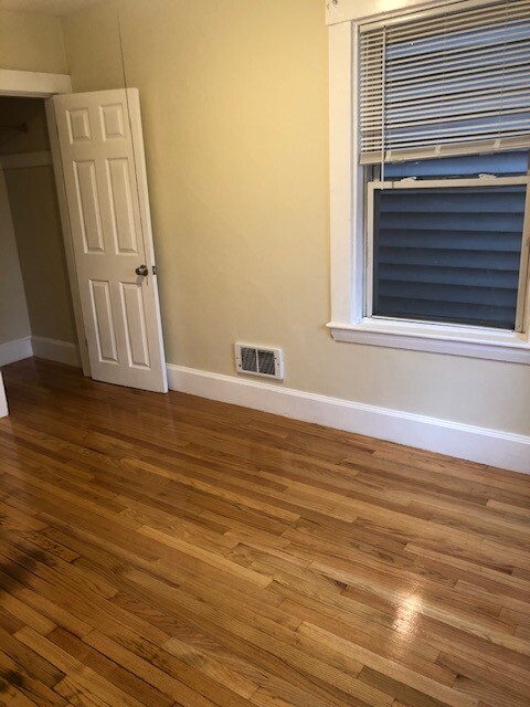 2 bed, 1 bath apartment for rent at 17 Bay St Unit 2L, Riverside — photo 5 of 16