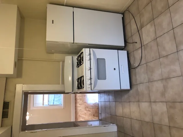 2 bed, 1 bath apartment for rent at 17 Bay St Unit 2L, Riverside — photo 3 of 8