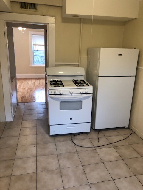 2 bed, 1 bath apartment for rent at 17 Bay St Unit 2L, Riverside — photo 1 of 16