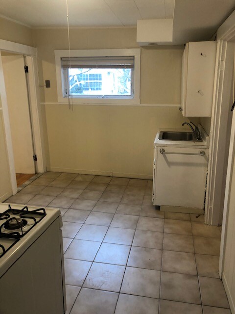 2 bed, 1 bath apartment for rent at 17 Bay St Unit 2L, Riverside — photo 2 of 16