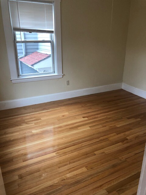 2 bed, 1 bath apartment for rent at 17 Bay St Unit 2L, Riverside — photo 3 of 16