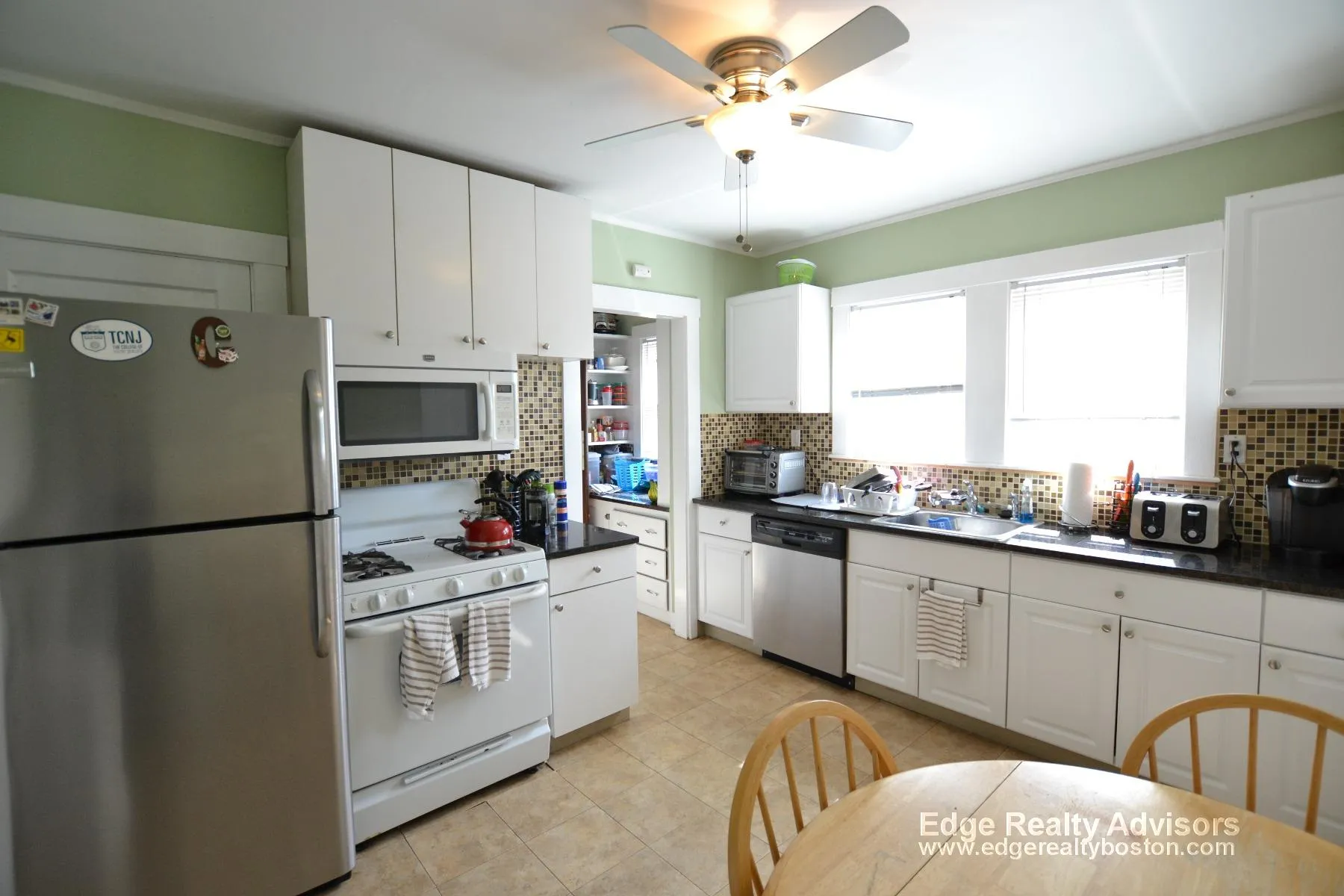 3 bed, 1.5 bath apartment for rent at 17 Bentley St Unit 1, Oak Square — photo 5 of 11