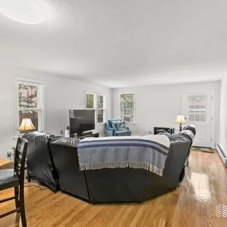 2 bed, 1 bath apartment for rent at 17 Bolton St Unit 17, Somerville — photo 5 of 18