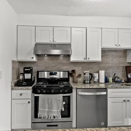 2 bed, 1 bath apartment for rent at 17 Bolton St Unit 17, Somerville — photo 2 of 18