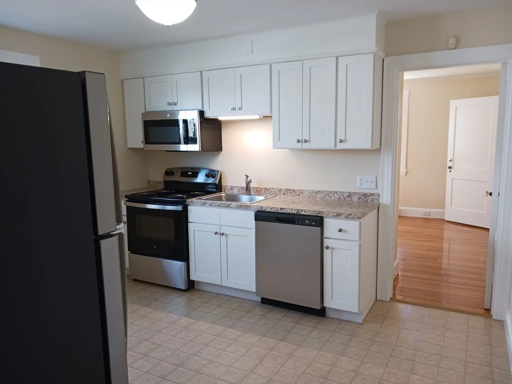 1 bed, 1 bath apartment for rent at 17 Brewster St Unit B, Plymouth — photo 1 of 9