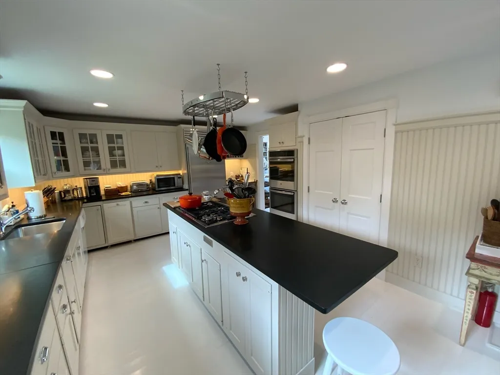 5 bed, 4+ bath apartment for rent at 17 Burnell, Nantucket — photo 11 of 24