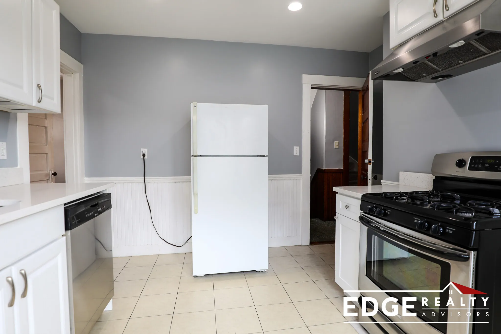 4 bed, 2 bath apartment for rent at 17 Champney St Unit 1, Brighton — photo 3 of 19