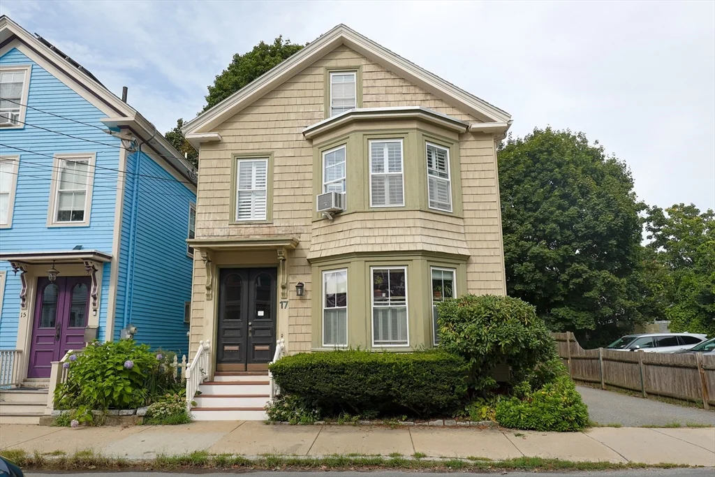 2 bed, 1 bath apartment for rent at 17 Charter St Unit 2, Newburyport — photo 1 of 15