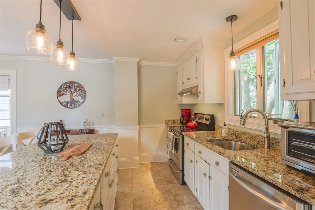 2 bed, 1 bath apartment for rent at 17 Charter St Unit 2, Newburyport — photo 4 of 15