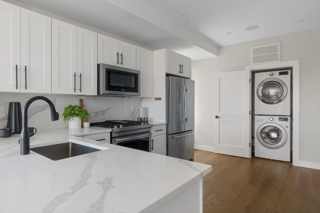 2 bed, 2 bath apartment for rent at 17 Chestnut Ave Unit 3, Jamaica Plain — photo 6 of 11
