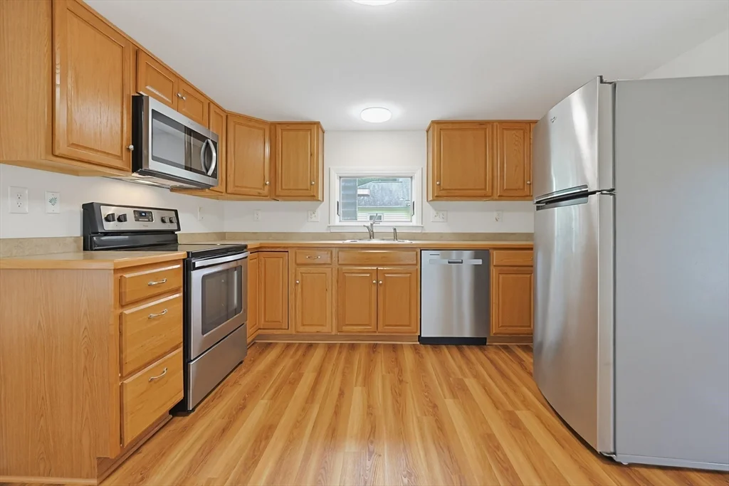 3 bed, 1 bath apartment for rent at 17 Church Ct Unit 2, Ashland — photo 7 of 30