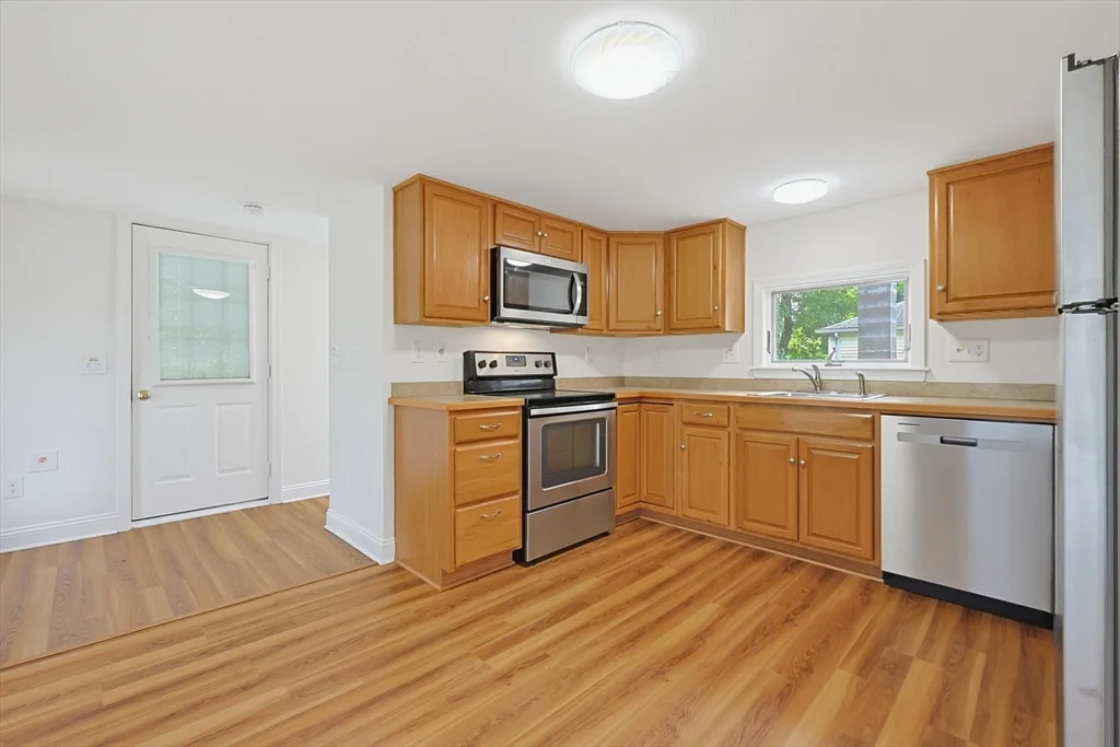 3 bed, 1 bath apartment for rent at 17 Church Ct Unit 2, Ashland — photo 5 of 30