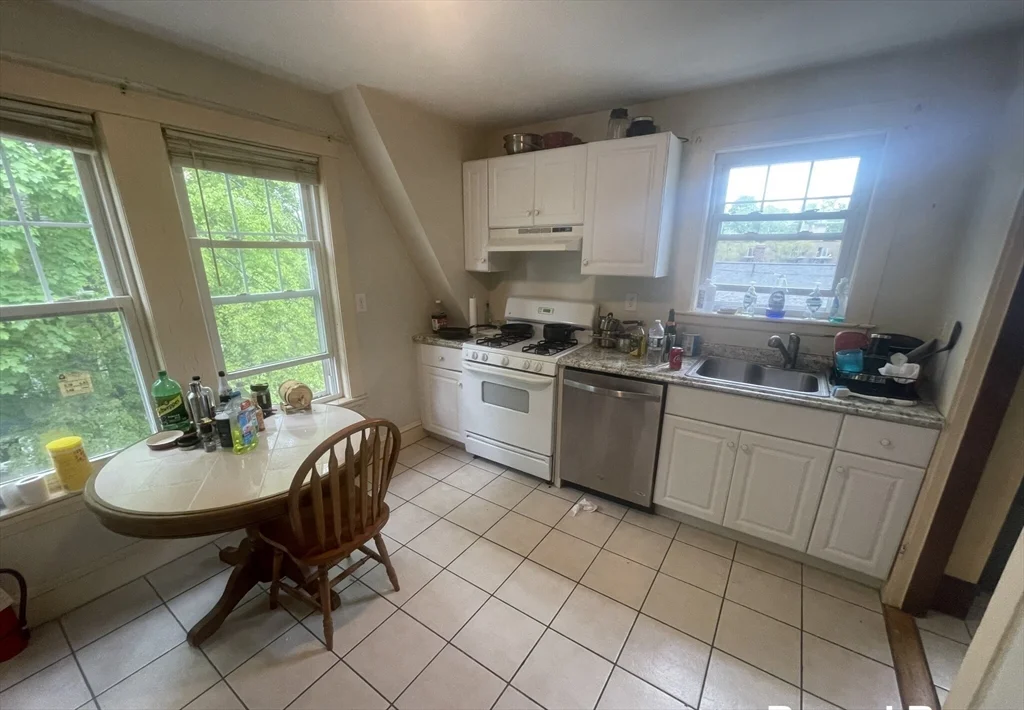 3 bed, 1 bath apartment for rent at 17 Cufflin St Unit 2, Brighton — photo 1 of 7